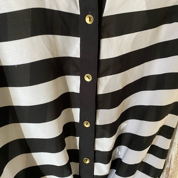 The Limited Black and White Button Up Top - Picture 3 of 4